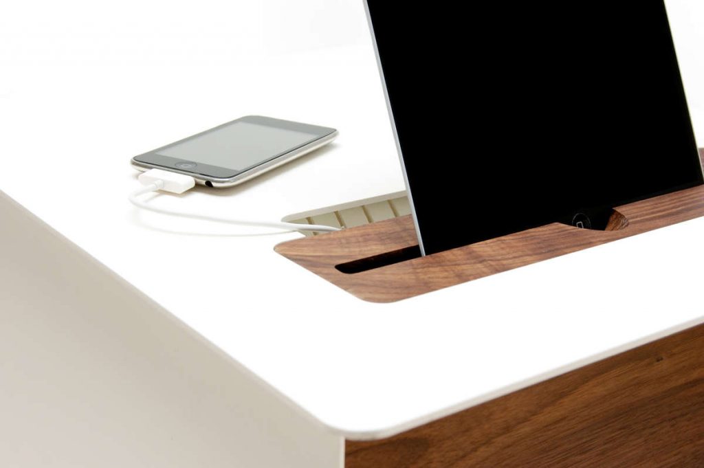 Stolik na tablet Nomad nocny w kolorze białym, drewno orzech