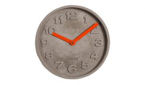 Zegar betonowy z pomarańczowymi wskazówkami