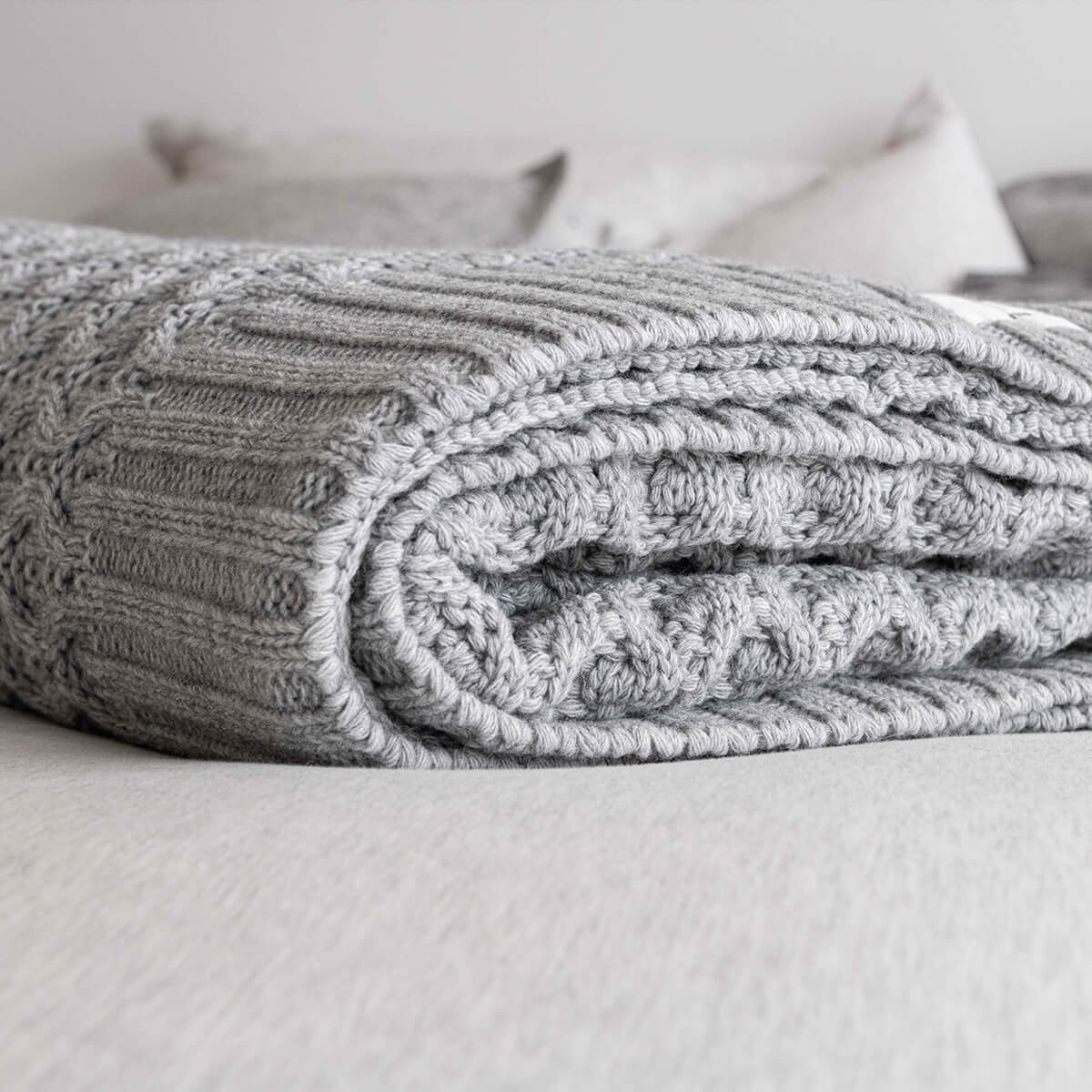 PLED OTULAJĄCY JASNO SZARY PLED OTULAJĄCY JASNO SZARY